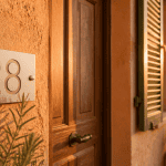 numero de maison design aluminium sur mur ocre