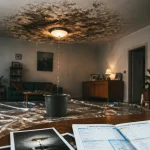 Infiltration d'eau plafond : auréole humide au plafond, seau de récupération