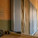 Isoler phoniquement une pièce : cloison avec laine de roche et plaques de plâtre en chantier