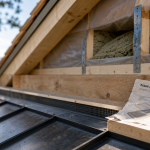 Toiture zinc isolation : lame d’air ventilée et pare-vapeur contre condensation