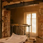 Agrandir fenêtre : linteau, autorisations et copropriété visibles en travaux