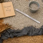 Allée en gravier : décaissement 25-30 cm, géotextile et grave compactée