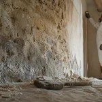 Assèchement des murs : humidité brun-gris et salpêtre sur mur intérieur en pierre