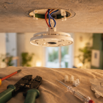 Installer luminaire plafond : fixation DCL, courant coupé, branchements propres