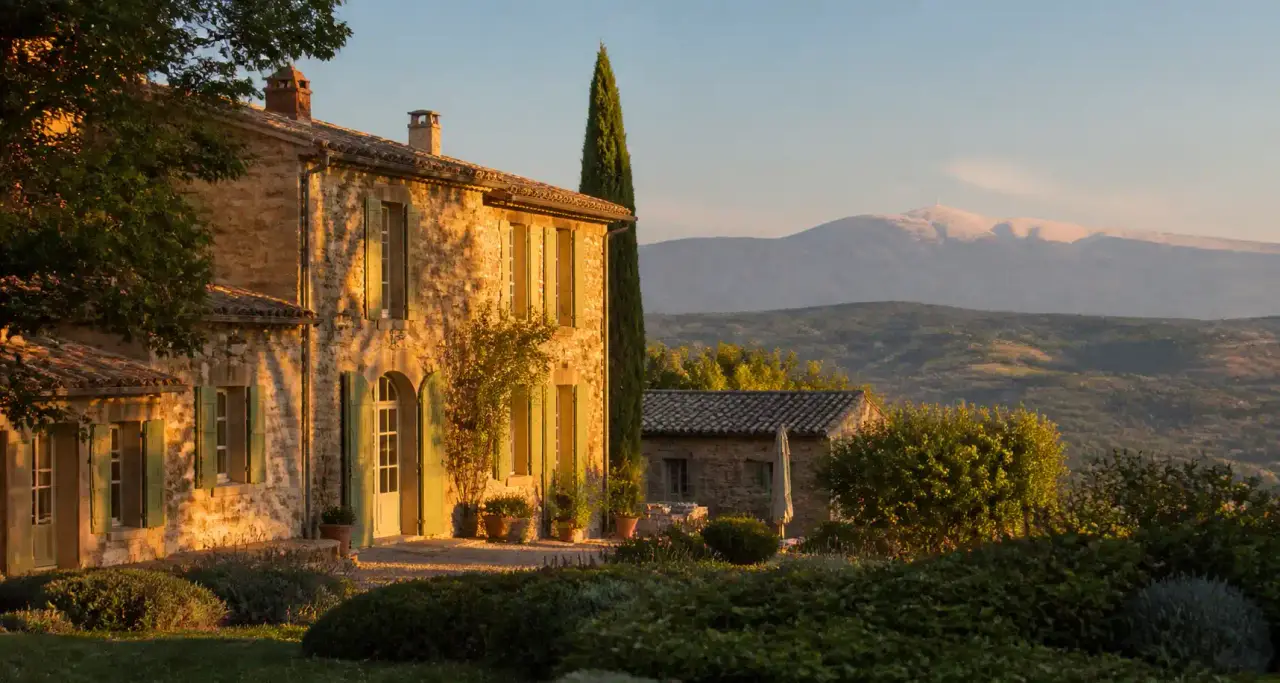 Mas provençal en pierre avec volets verts au pied du Mont Ventoux, à Bédoin