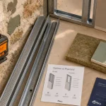 Optima placostil sur chantier : pose rails et plaques BA13 sur mur et ponts thermiques