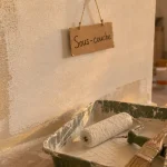 Peindre du platre : sous-couche sur mur en plâtre, rouleau et pinceau d’angle