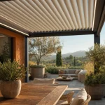 Terrasse couverte maison avec pergola légère et toit à lames orientables
