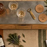 Meuble bar salon moderne : plateau zinc, carafe et verres